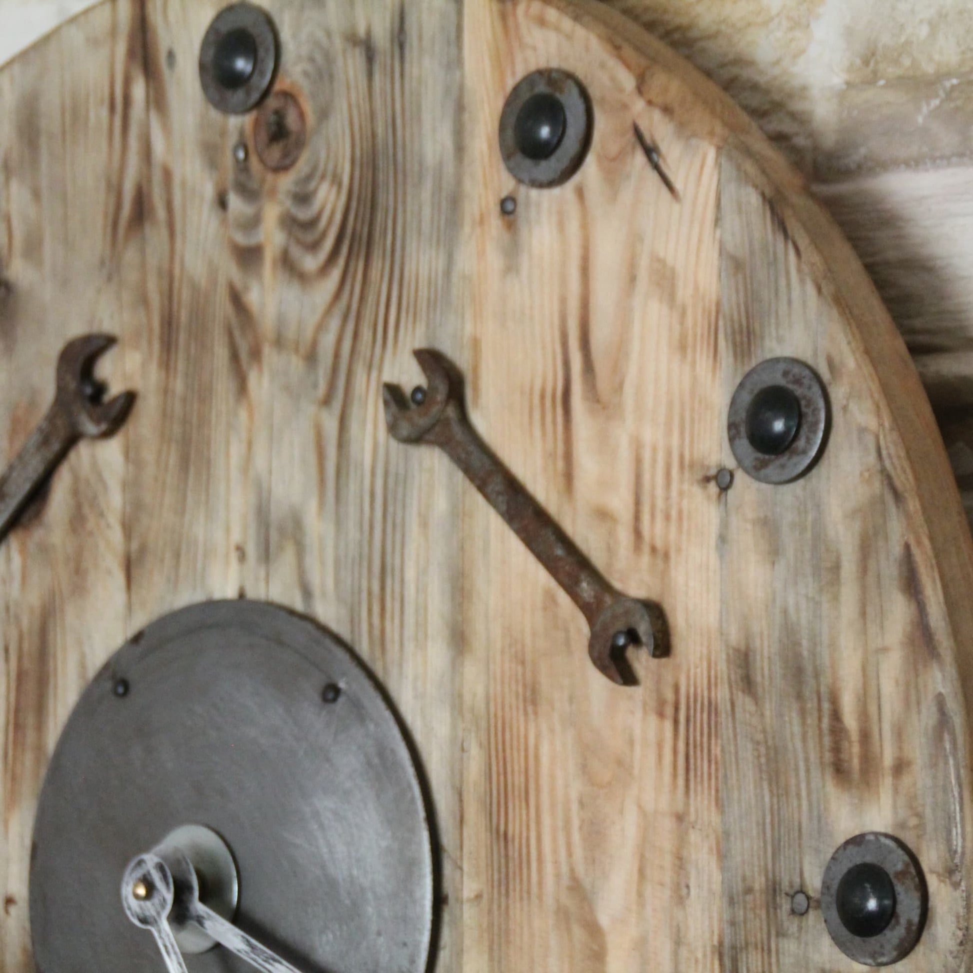 Détails de l'horloge en bois avec clés plates.
