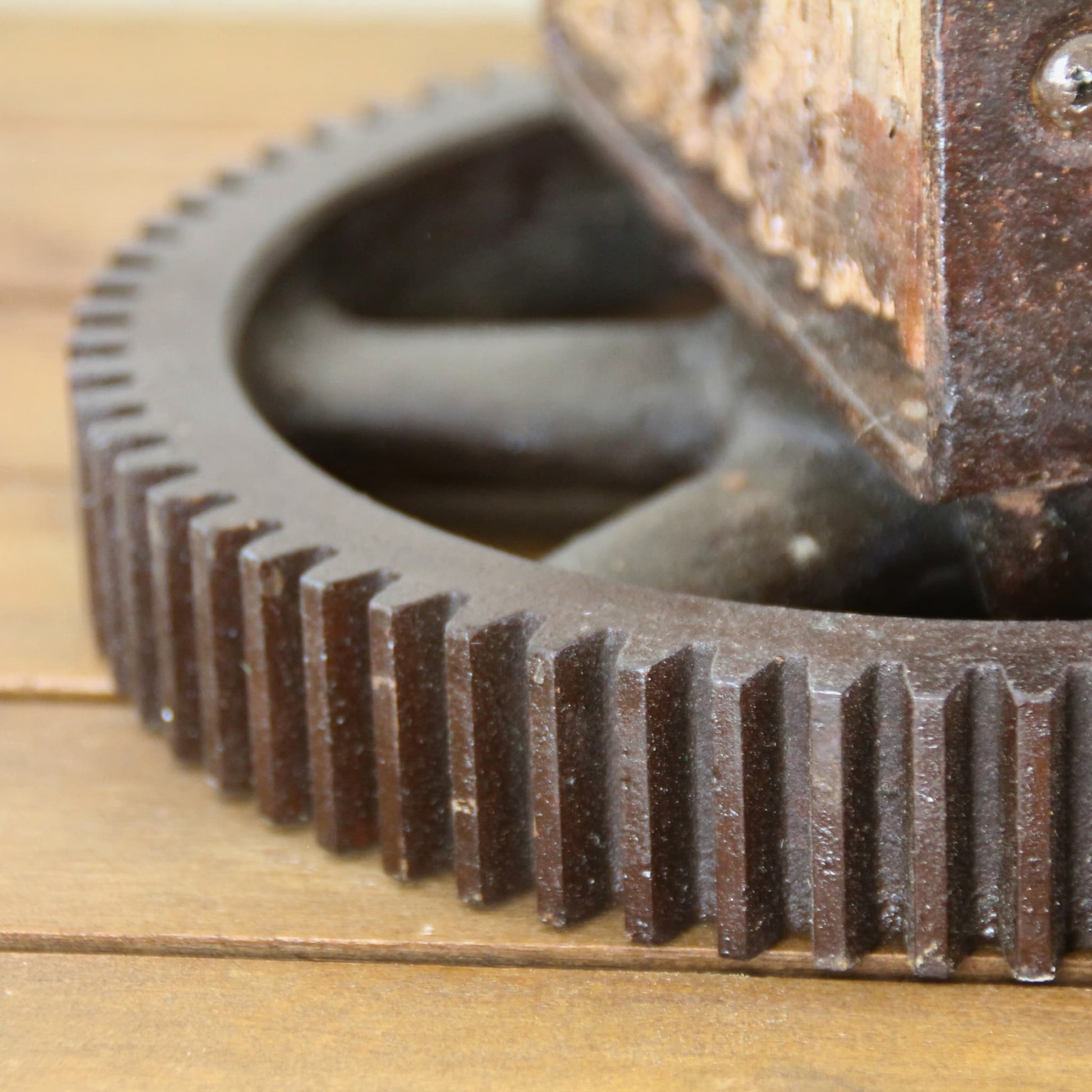 Zoom sur l'engrenage mécanique de la lampe artisanale – Élément vintage et industriel du design.