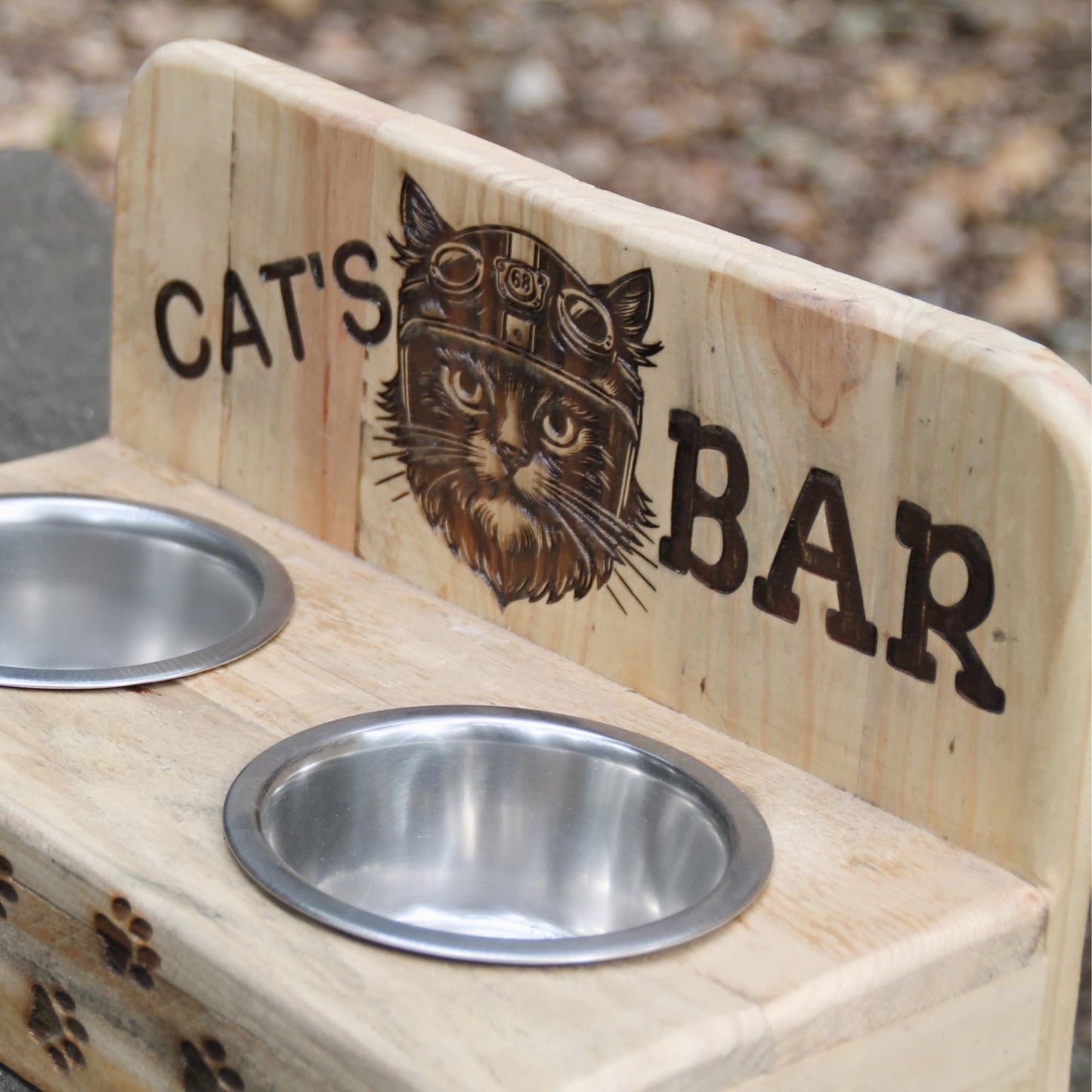 Zoom sur la gravure de la double gamelle pour chat en bois