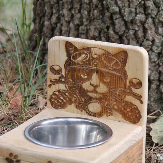 Gamelle faite main pour chat en inox et base en bois artisanal. Gravure chat motard
