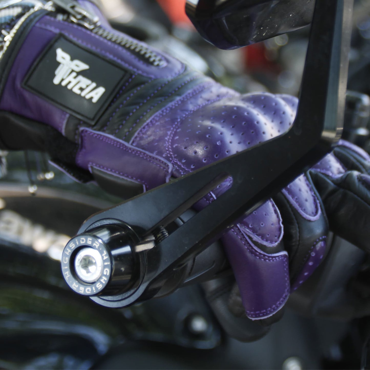 Gants de moto pour motarde en cuir violet, design Theia Moto.