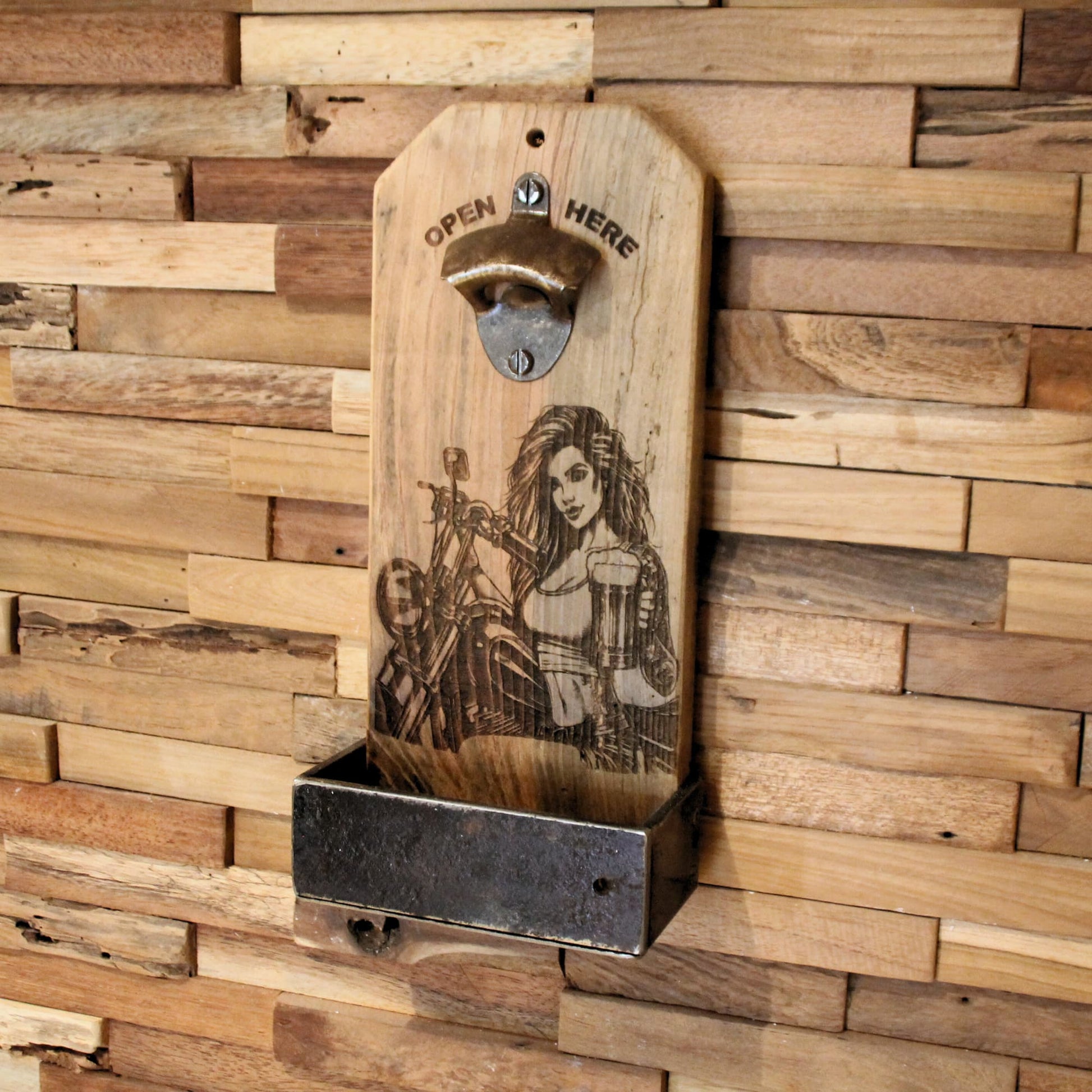 Décapsuleur mural artisanal en bois recyclé et métal. Gravure motarde sexy et chope de bière. Pièce unique.