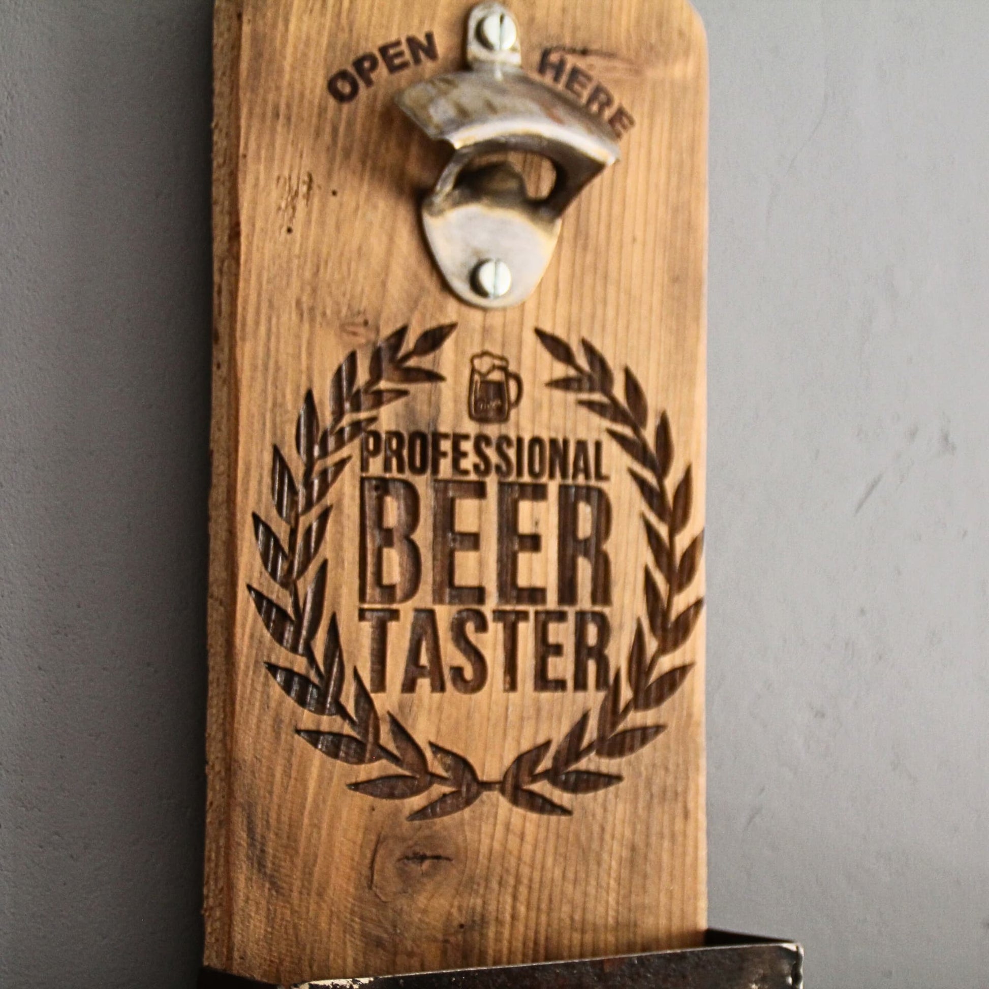 Zoom sur la gravure du décapsuleur en bois fait à la main et gravé "Professional Beer Tester".