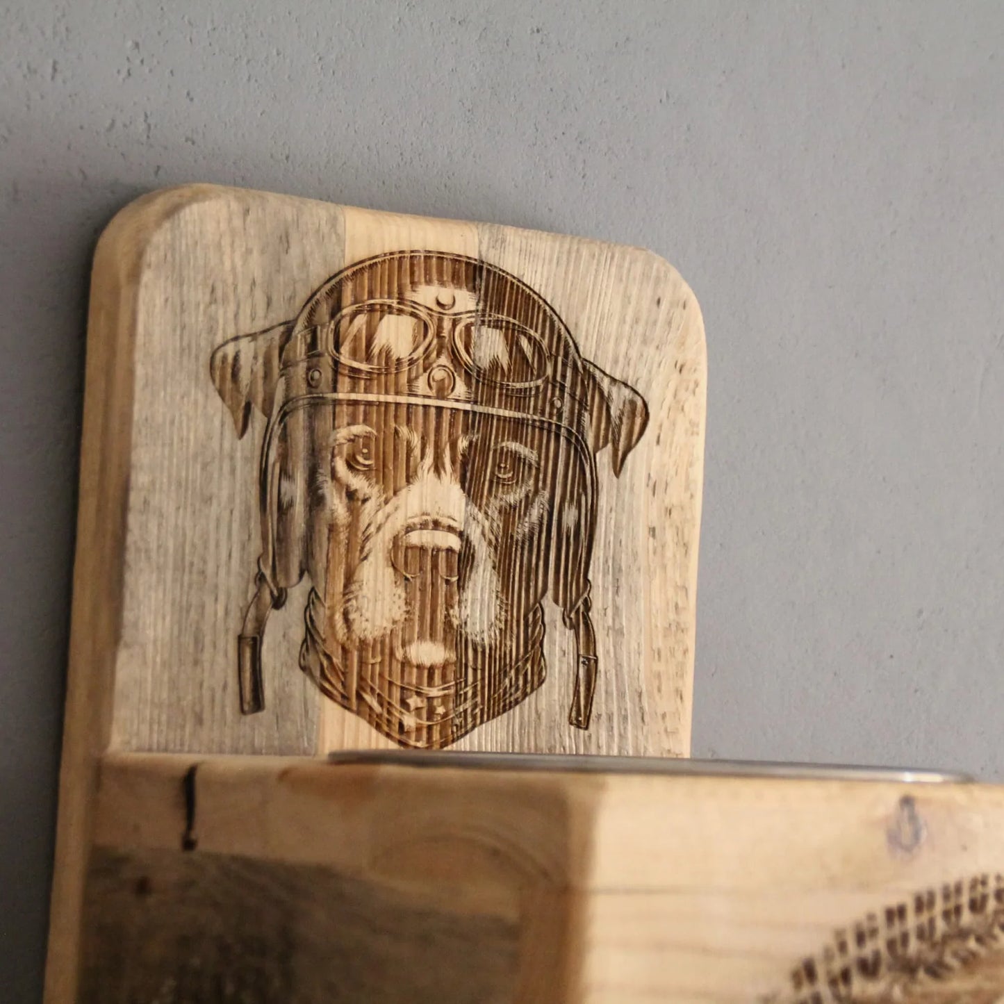 Doggy bar en, bois recyclé et gamelle inox. Gravure profondue d'un chien motard avec casque et lunettes.