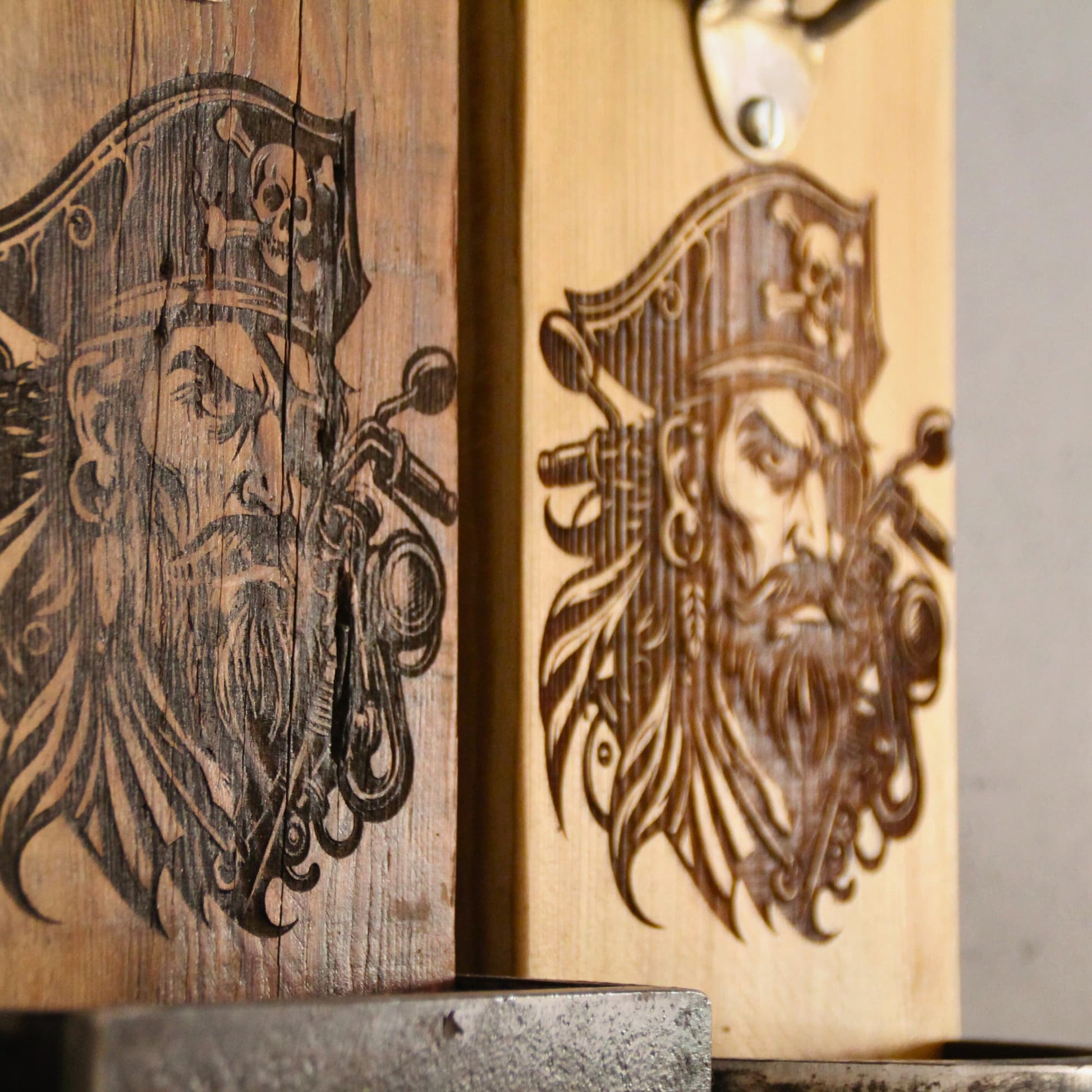 Détails des décapsuleurs en bois faits à la main. Gravure pirate biker.