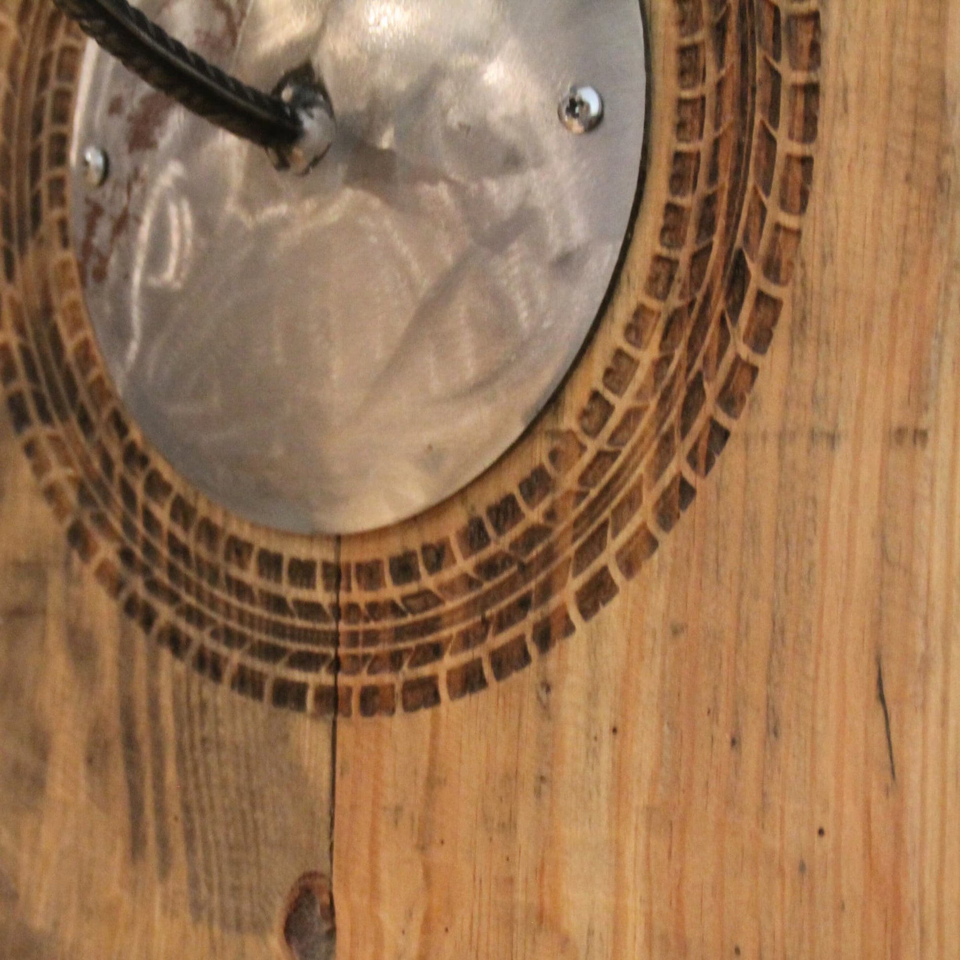 Zoom sur la gravure pneu qui compose le Support de casque moto duo