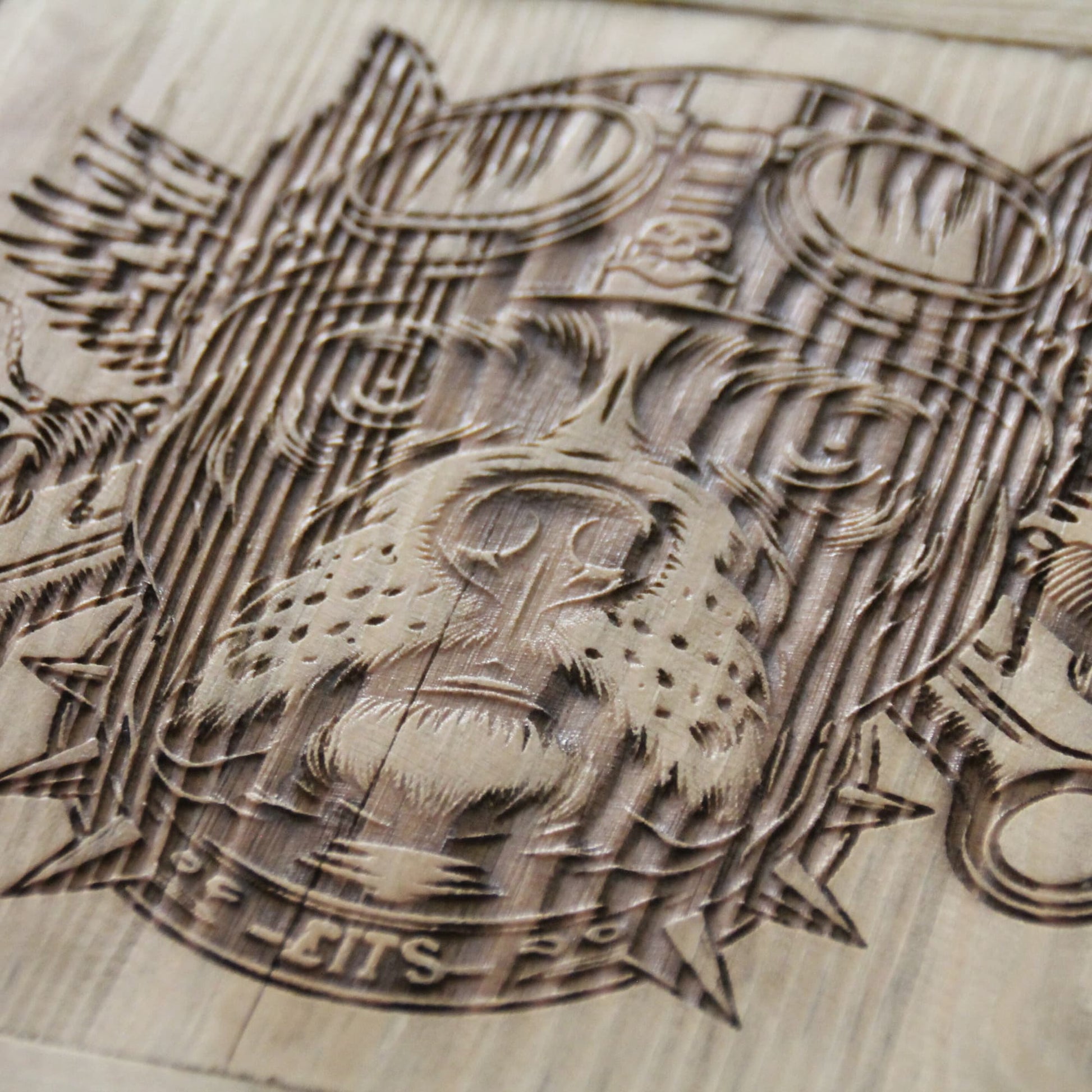 Zoom sur la gravure du Tableau en bois recyclé fait à la main