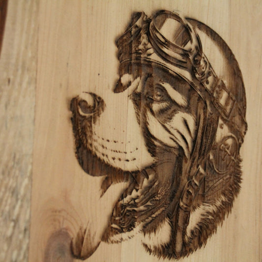 Zoom sur la gravure du Tableau en bois recyclé gravé d'un chien motard avec casque et lunettes