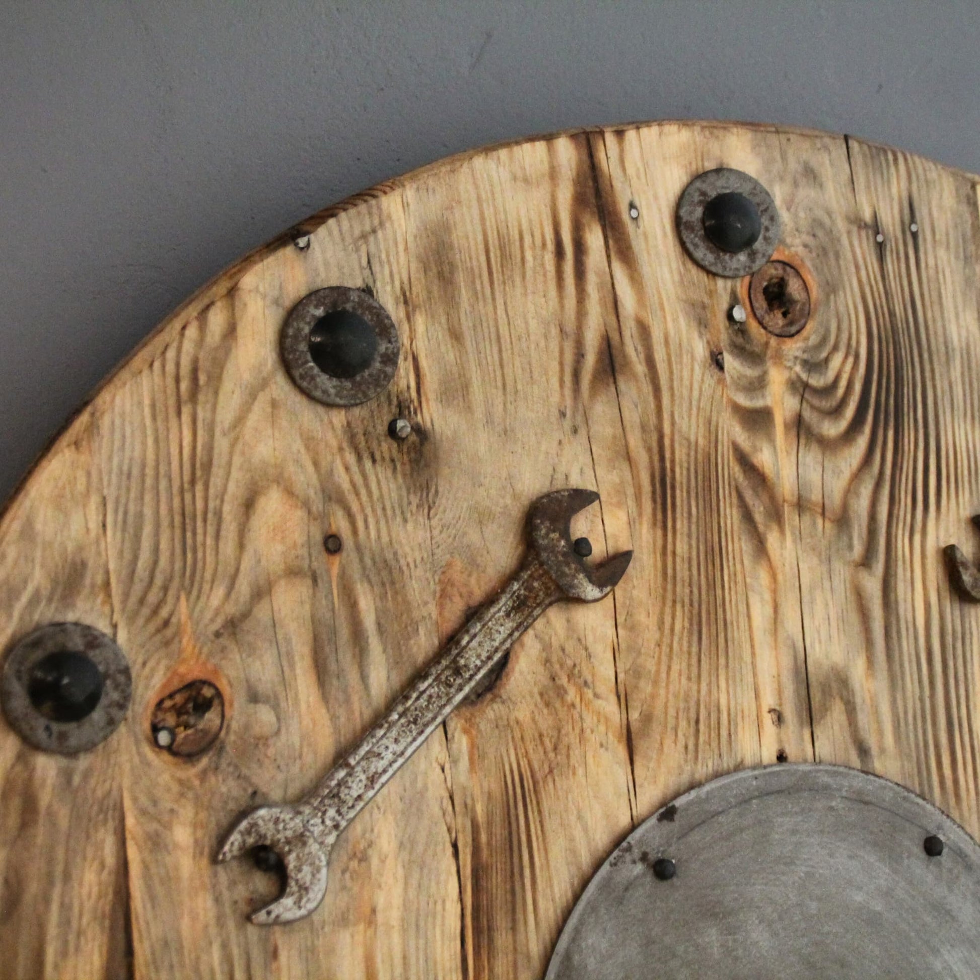 Horloge faite à la main avec du bois et métal recyclé.