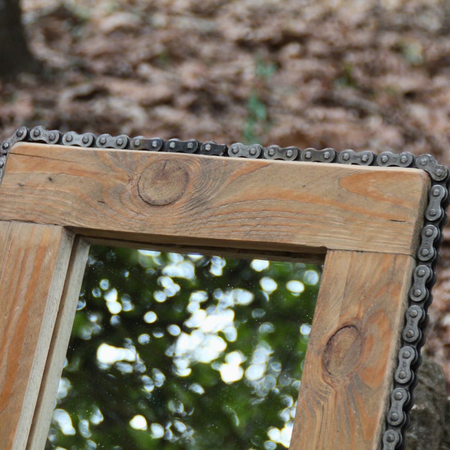 Details du miroir en bois et chaine de moto recyclée