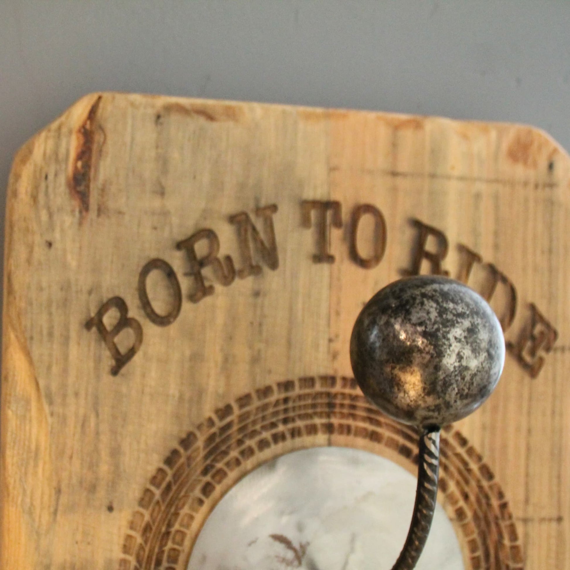 Zoom sur les détails du Support de casque moto duo gravé Born to Ride