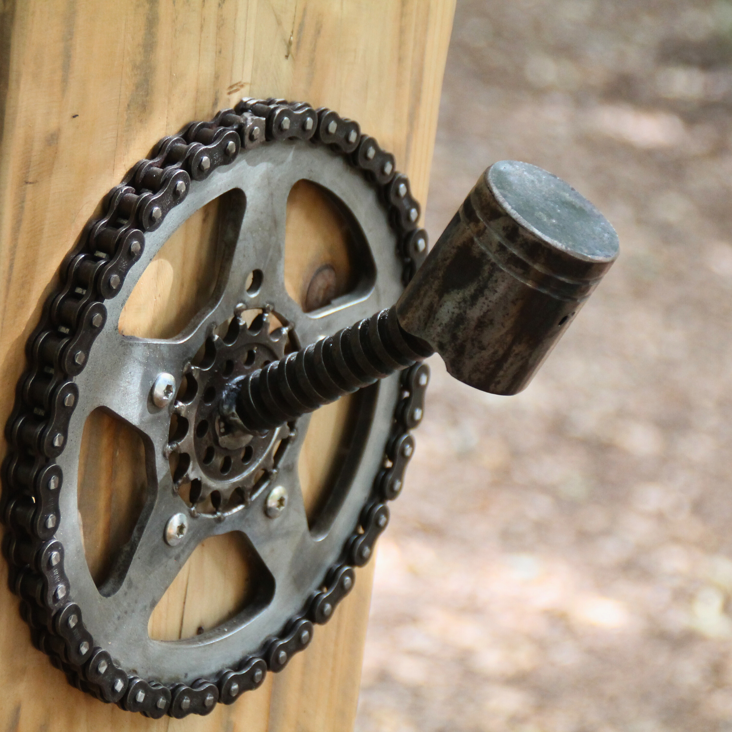 Zoom sur le piston servant à poser son casque de moto sur le support casque moto en bois