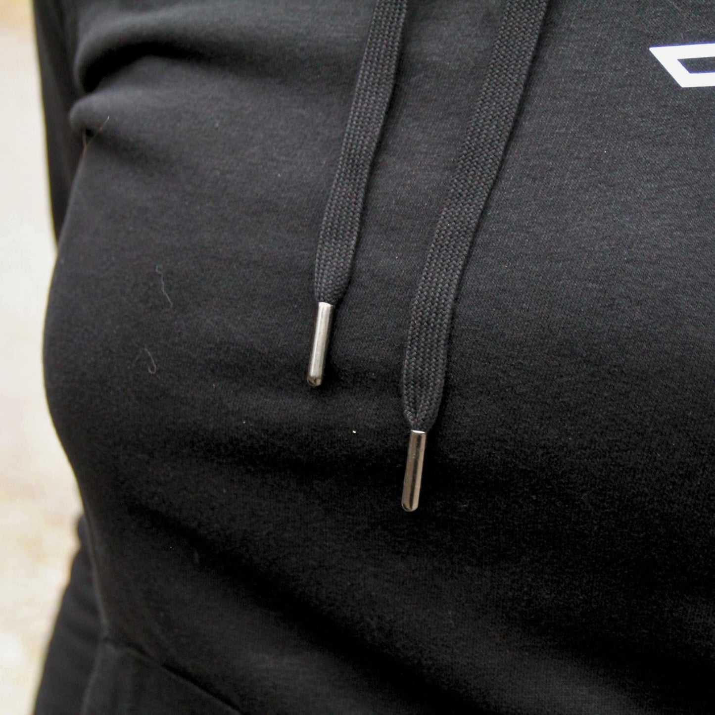 Zoom sur les détails du Sweat à capuche noir Theia Moto