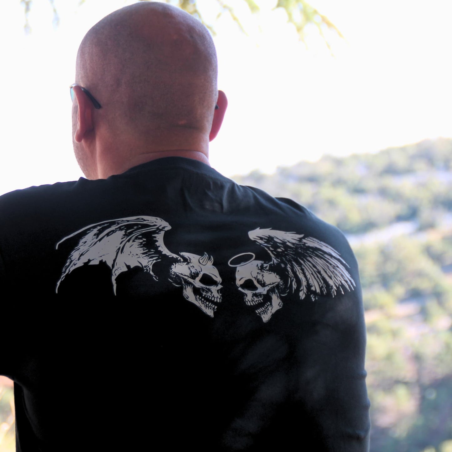 Zoom sur le T-shirt biker en coton impression dans le dos de tête de mort ange et démon.