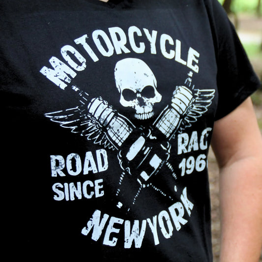 Gros plan sur le design du t-shirt homme, motif crâne et pistons avec texte "Motorcycle New York – Road Race since 1966".