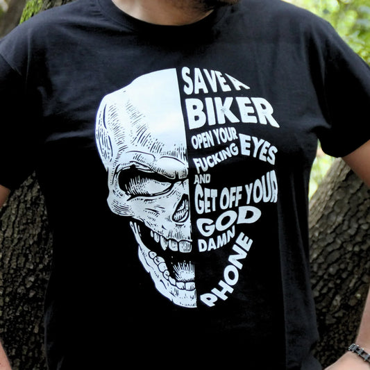 Zoom sur l’imprimé du t-shirt homme avec le message "Open your eyes and get off your phone".