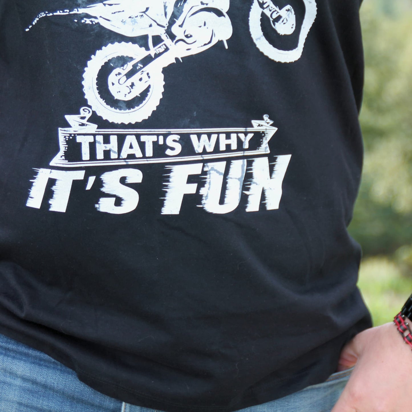 Zoom sur le bas du Tshirt homme 100% coton "Yes it's dangerous, that's why it's fun"