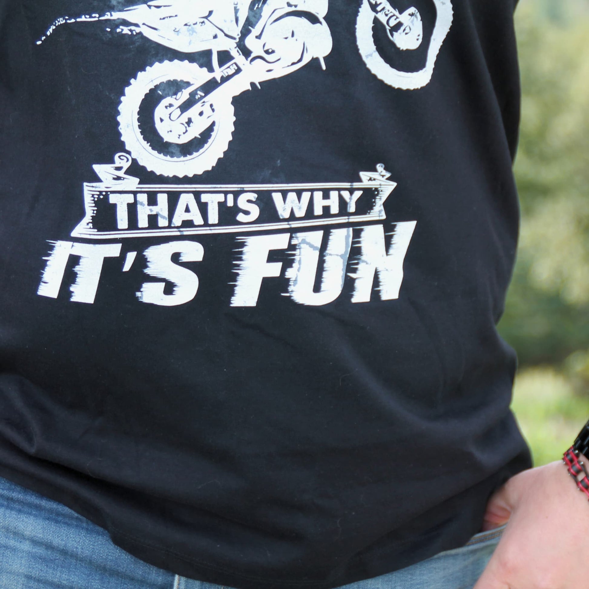 Zoom sur le bas du Tshirt homme 100% coton "Yes it's dangerous, that's why it's fun"