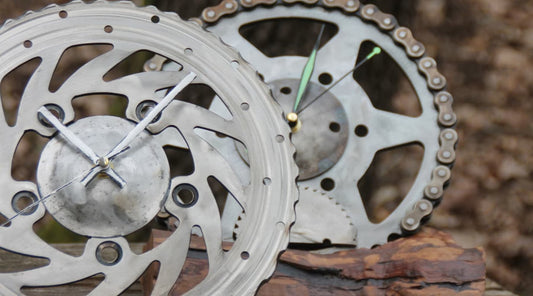 Horloges Motard Artisanales : le Cadeau Original et Unique pour un Motard (Bois & Pièces Mécaniques)