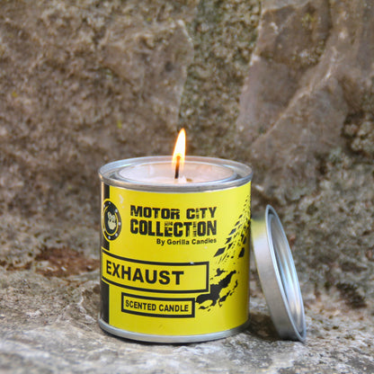 Bougie à la cire de soja parfummée pot d'échappement, allumée. Un cadeau motard parfait 