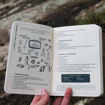 Deuxième angle du carnet ouvert sur la section "Boîte à outils du voyageur", offrant une autre perspective du contenu pratique.