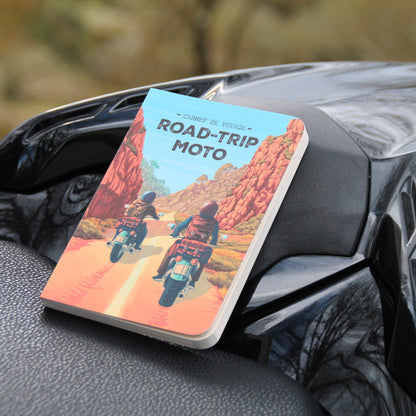 Autre perspective du carnet Road Trip moto fermé, avec un zoom sur les détails de la couverture et la finition.