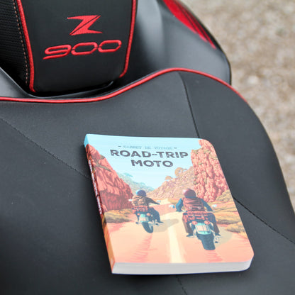 Vue sous un autre angle du carnet de road trip moto fermé, mettant en avant son design et son format facile à emporter partout