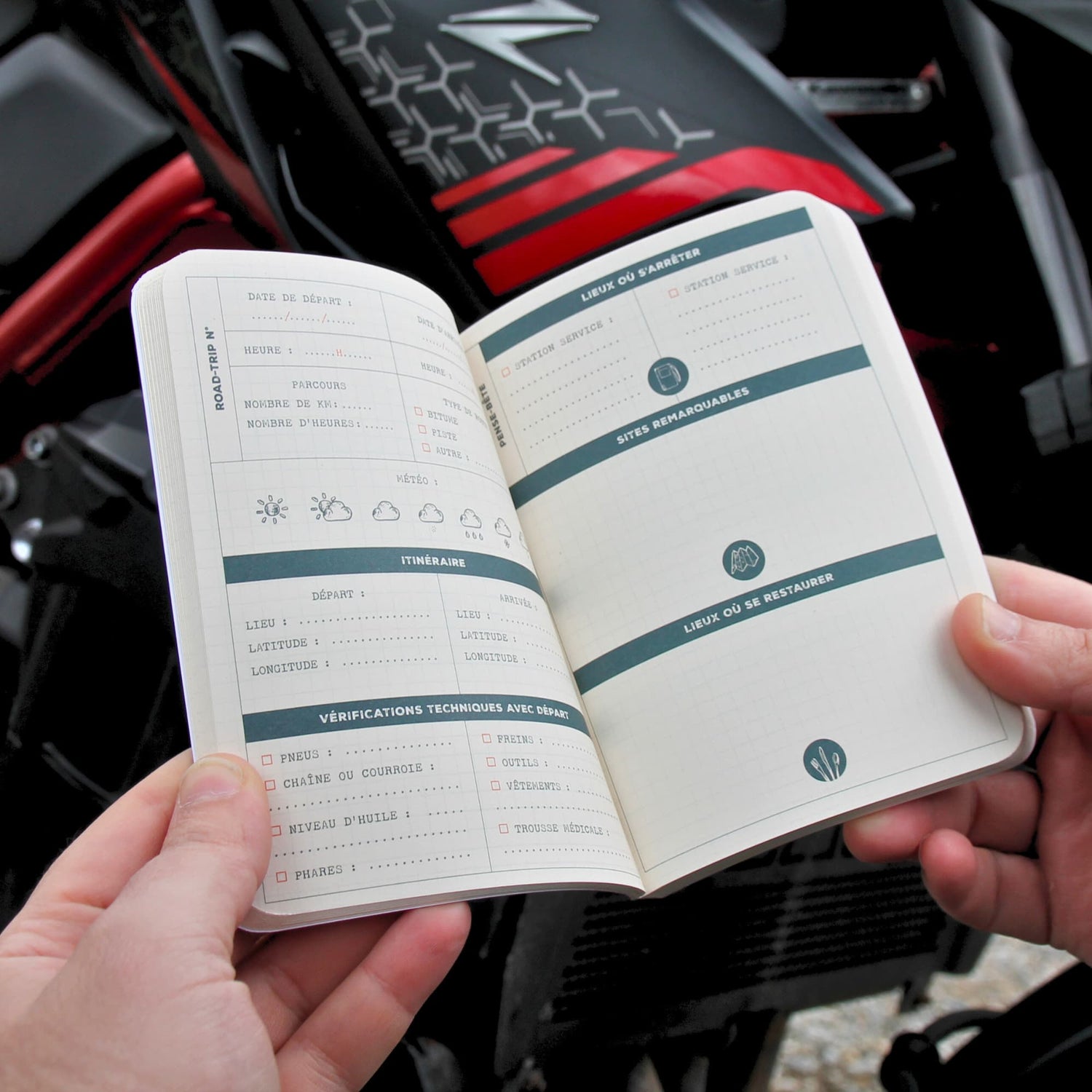 Carnet Road Trip moto ouvert sur une page "Road Trip" sur laquelle vous pouvez indiquer votre trajet du jour et souvenirs de voyage