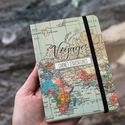 Carnet de voyage format A6 fermé, avec une couverture élégante et un élastique pour le maintenir fermé.