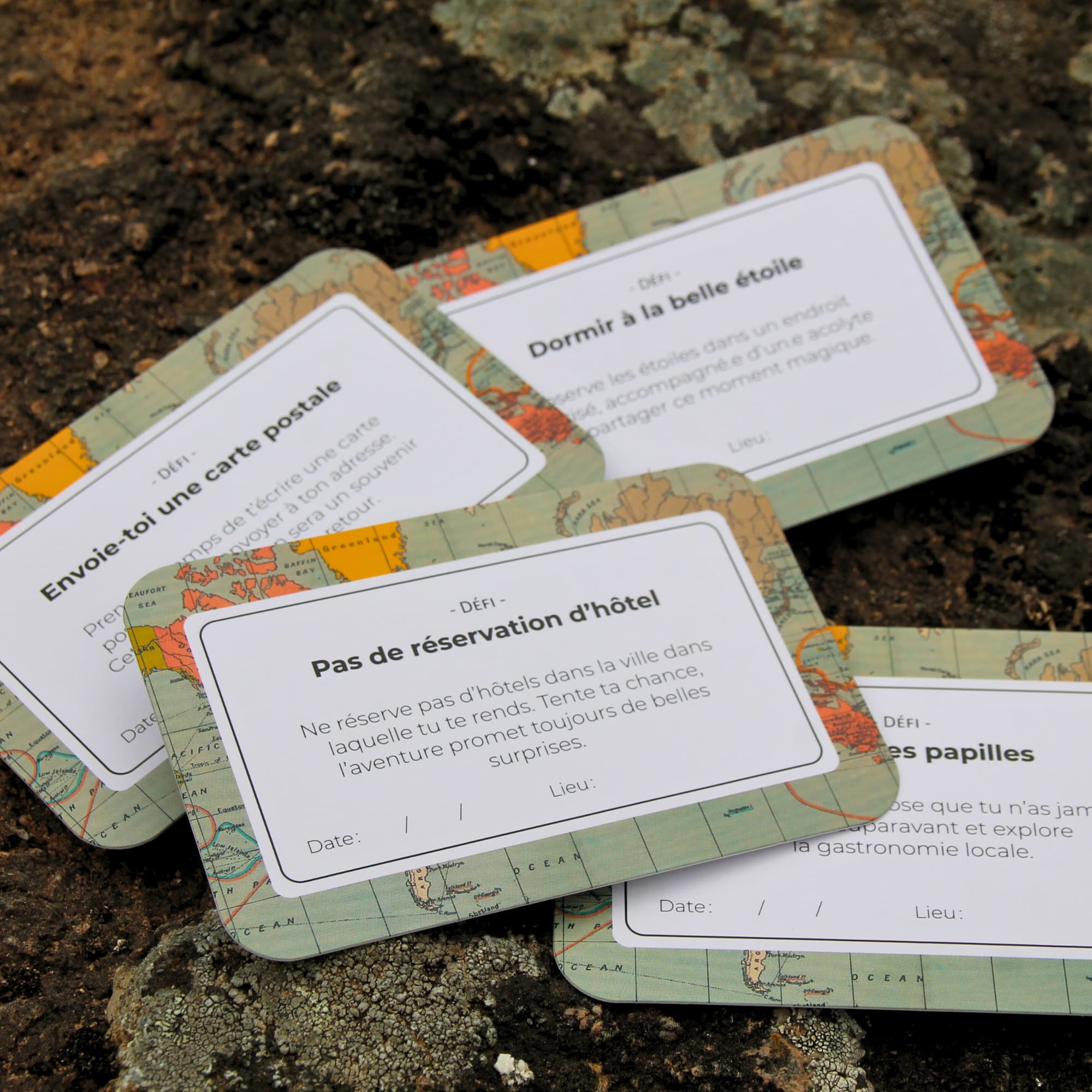 Exemple de carte défi du jeu, incitant les joueurs à sortir de leur zone de confort en voyage.