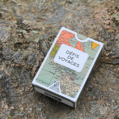  Paquet du jeu de cartes "Défis de Voyage" fermé, montrant la face avant avec un design inspirant pour les aventuriers.