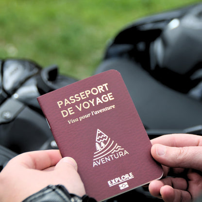 Vue sous un autre angle du passeport du voyageur fermé, mettant en avant son format compact et pratique.