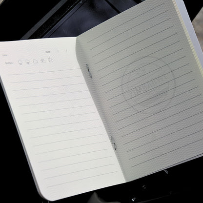 Passeport du voyageur ouvert, affichant des pages dédiées à la prise de notes et aux récits de voyage.