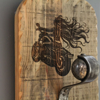 Détails de la gravure motarde cheveux au vent du support de casque moto  en bois et métal recyclé.