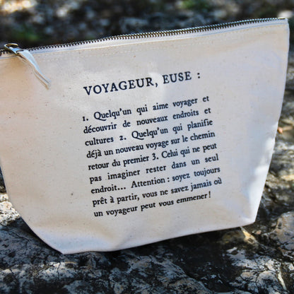 Petite pochette de voyage en coton pour ranger clés, papiers et accessoires. La définition de Voyageur(euse) dessus symbolise parfaitement la passion pour les voyages, ou roadtrip à moto