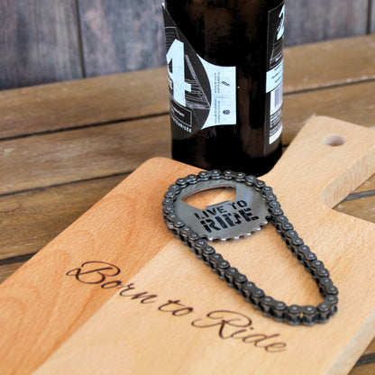 Ambiance apero avec planche à découper et décapsuleur en chaine.