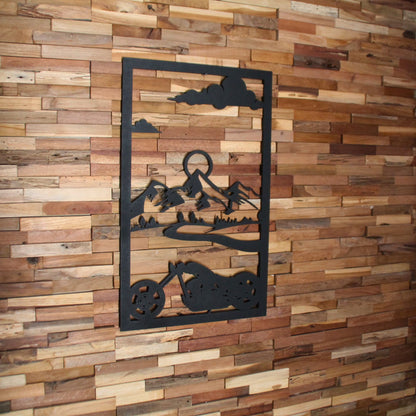 Art mural en bois, moto sur une route de montagne, symbole de liberté et de roadtrip.