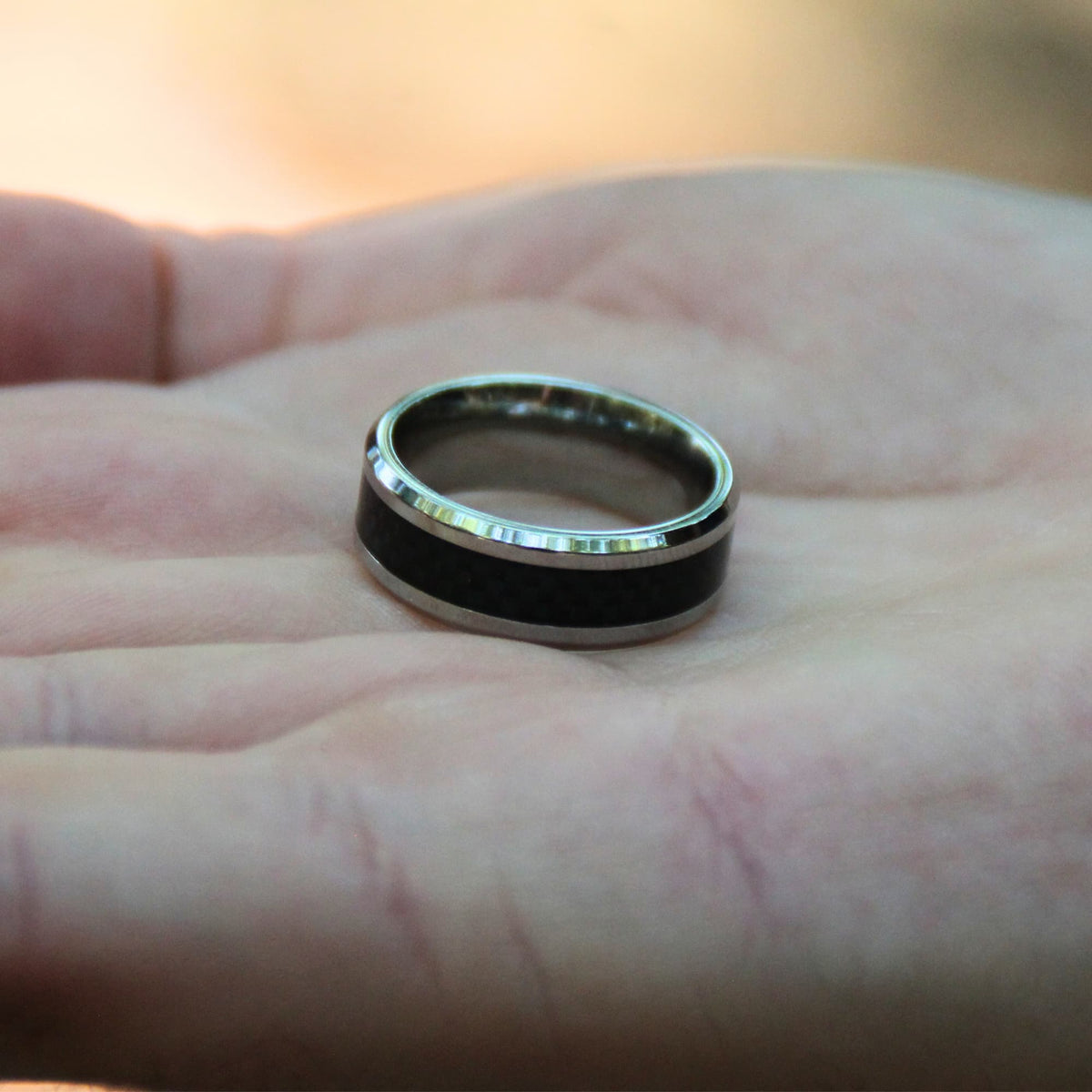 Zoom sur la bague acier et fibre de carbone noire.