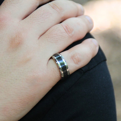 Bague motard en acier inoxydable et fibre de carbone noire. 