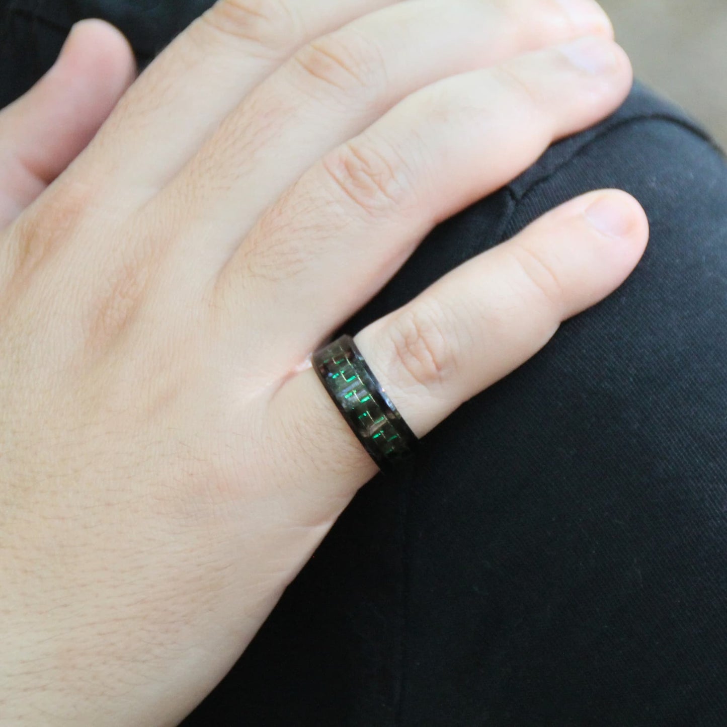 Bijou motard : la bague en acier inoxydable et de fibre de carbone.