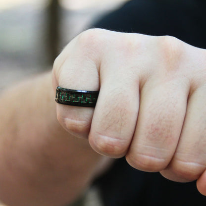 Bague motard en acier inoxydable et fibre de carbone noire et verte.