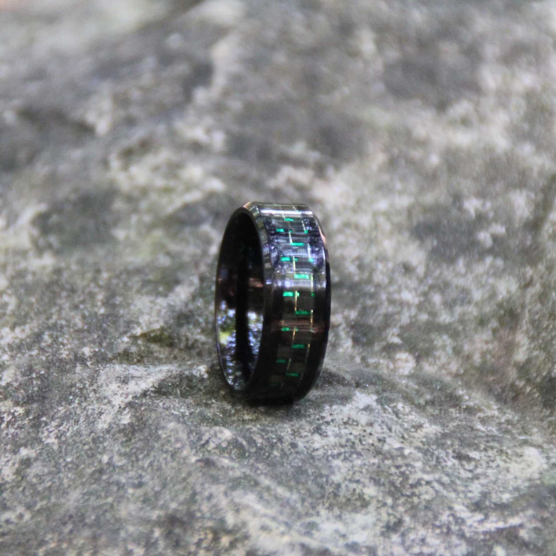 Détails de la bague acier et fibre de carbone noire et verte. 