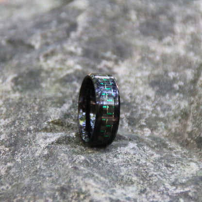 Détails de la bague acier et fibre de carbone noire et verte. 