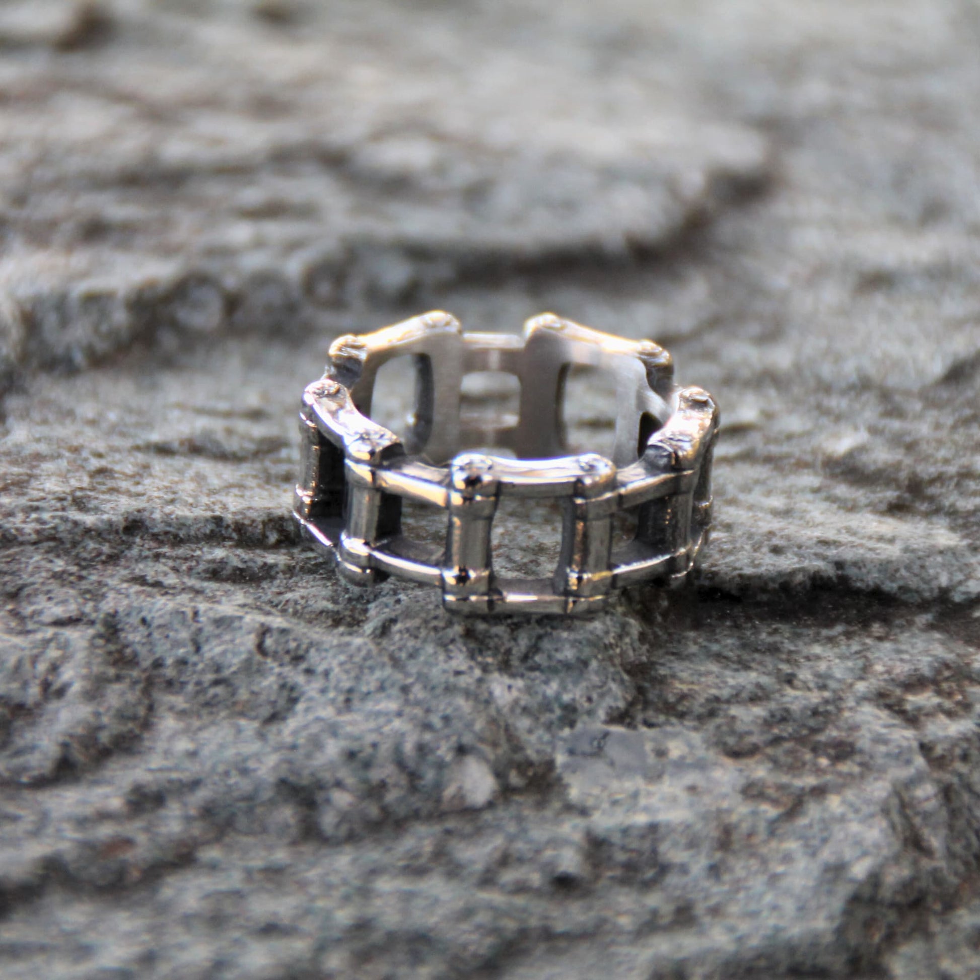Bague chaine de moto en acier inoxydable fabriquée en France.