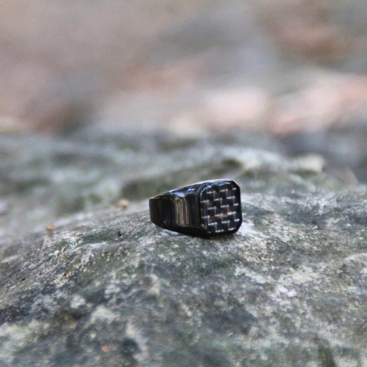 Bague homme chevalière en acier inoxydable et fibre de carbone