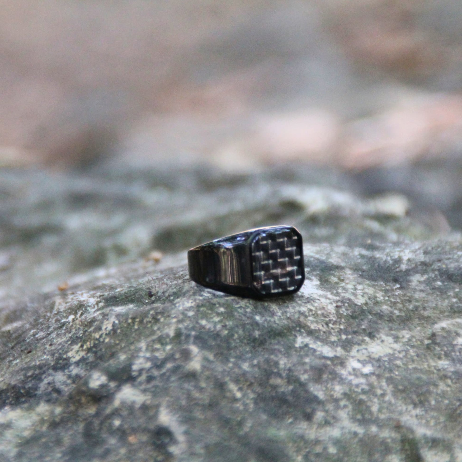 Bague homme chevalière en acier inoxydable et fibre de carbone