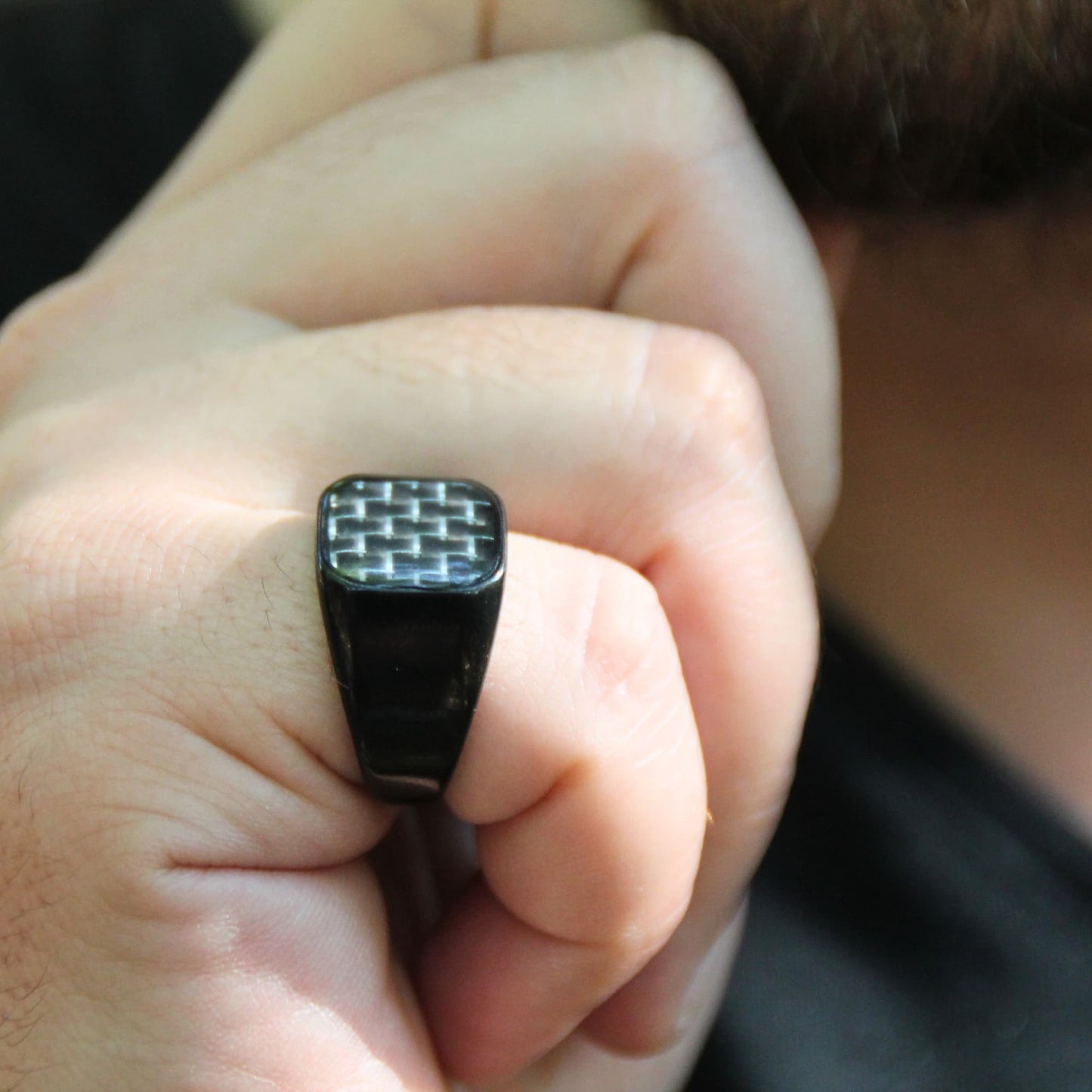 Belle chevalière en acier inoxydable et fibre de carbone pour motard