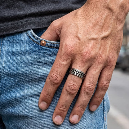 Bague façon damier moto GP portée