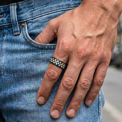 Bague acier inox rotative damier course moto GP noir et blanc portée