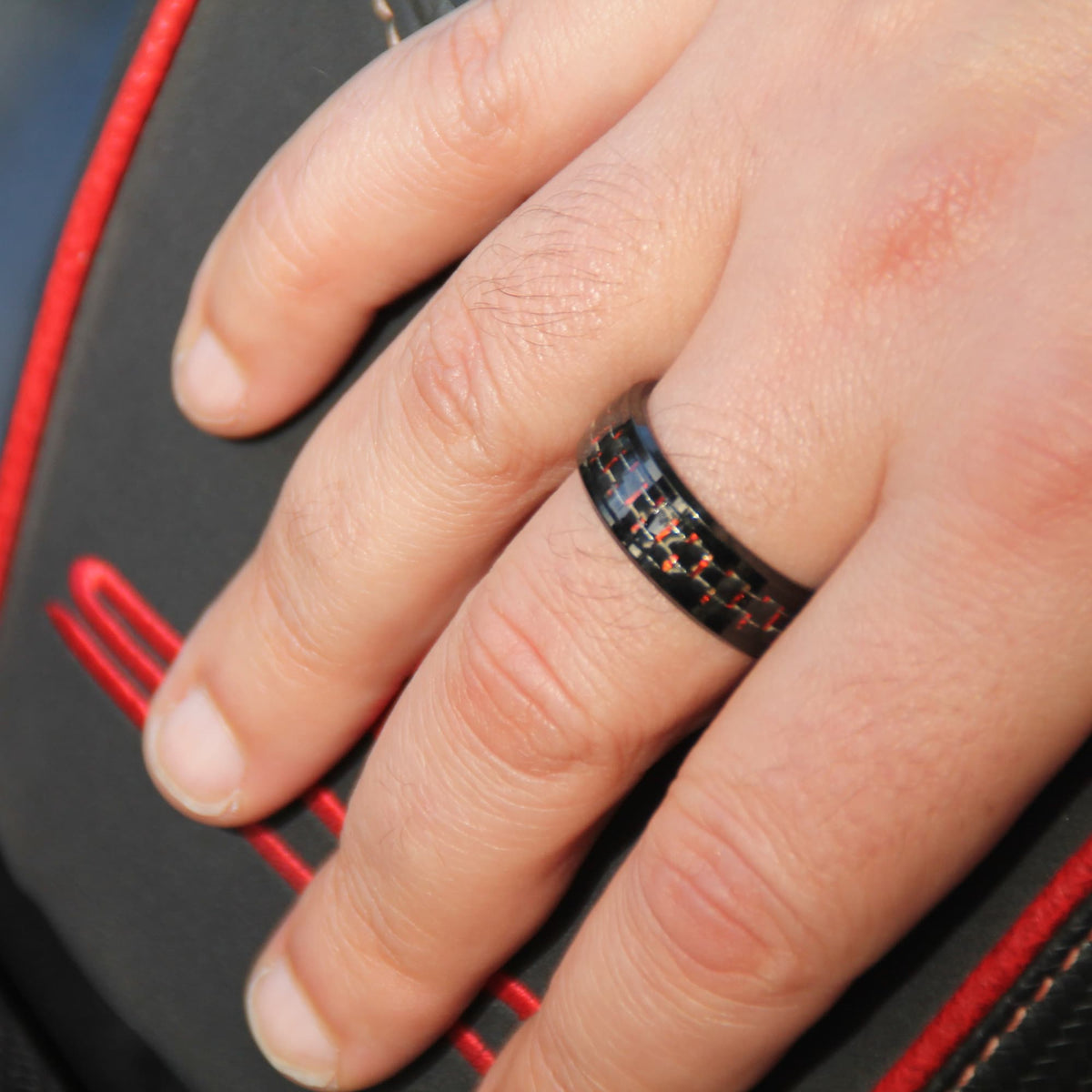 Bague pour motard en acier inox noir et fibre de carbone rouge assortie à la selle bagster de la z900